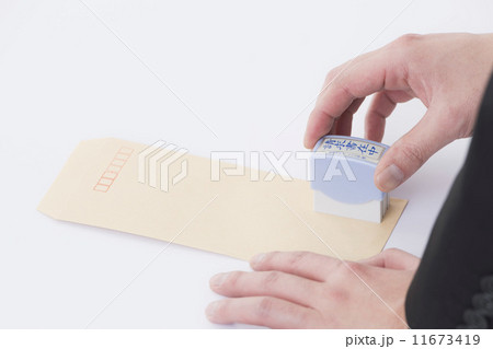 スタンプを押す男性 スタンプを押す男性 11673419