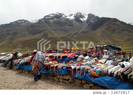 ペルー　ラ・ラヤ峠　露店 11673817