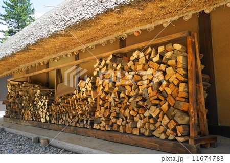 8月マキ(薪)02薪置き場 8月マキ(薪)02薪置き場 11674783