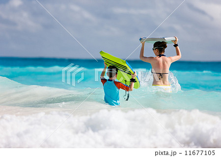 Family surfing 11677105