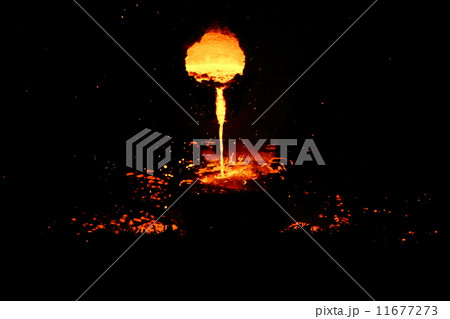 溶けた鉄を流す 11677273