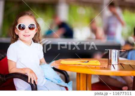 Little girl in cafe 11677311