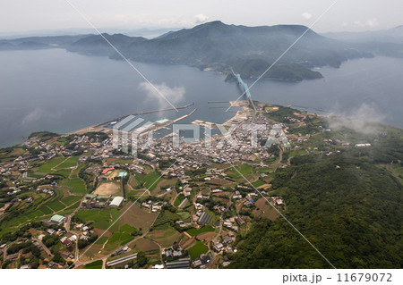 長崎県の平戸島と生月島を結ぶ生月大橋付近を空撮 11679072