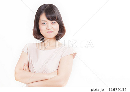 腕組みをして怒った様子の女性 11679155