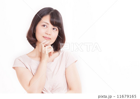 顎に手を添えて悩んだ様子の女性 11679165