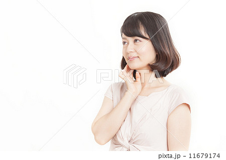 頬に手を添えて見上げる女性の写真素材