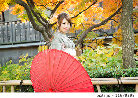 紅葉と京都の着物女性 11679398