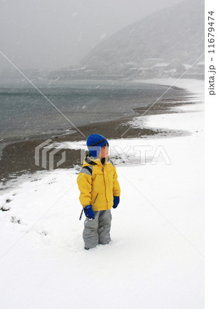子供と雪景色の背景 11679474