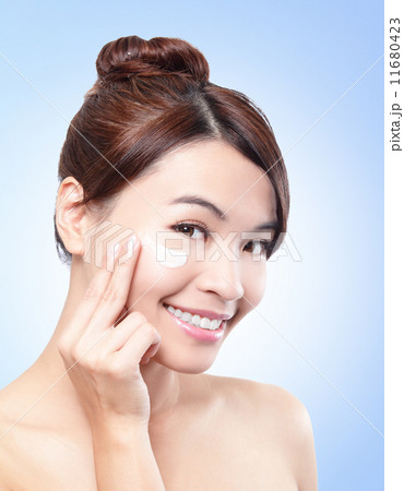 beautiful face of girl applying moisturize cream 11680423