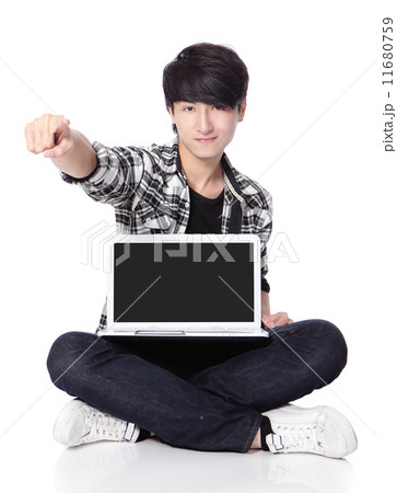 Young man using a laptop 11680759