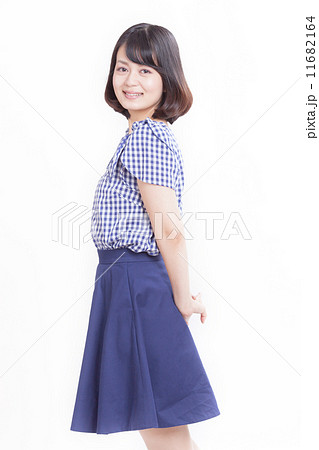 爽やかな夏服を着てポーズを取るアラサー女性 11682164