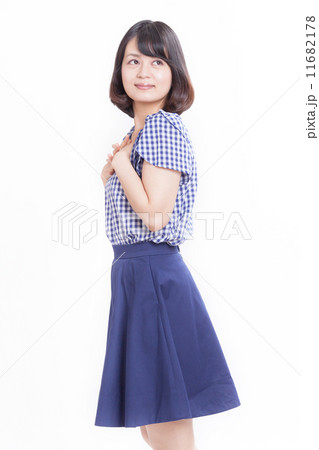 爽やかな夏服を着てポーズを取るアラサー女性 11682178