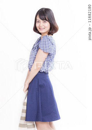 爽やかな夏服を着てポーズを取るアラサー女性 11682180