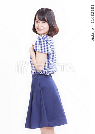爽やかな夏服を着てポーズを取るアラサー女性 11682181
