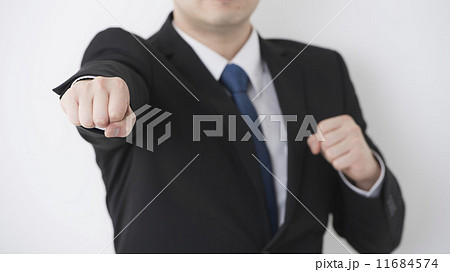 ファイティングポーズをするスーツの男性の写真素材