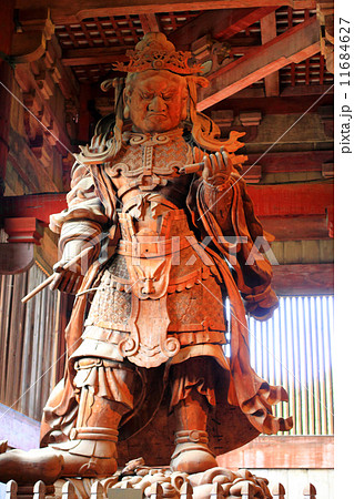東大寺・大仏殿の広目天像  11684627