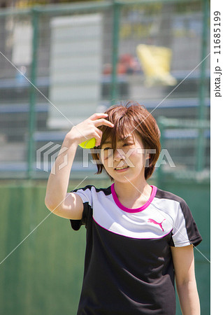 テニスをする女性 11685199