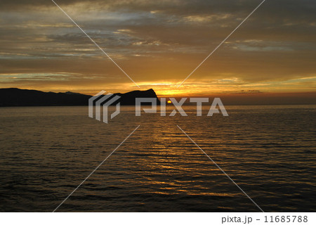 北海道余市町シリパ岬と夕陽 11685788