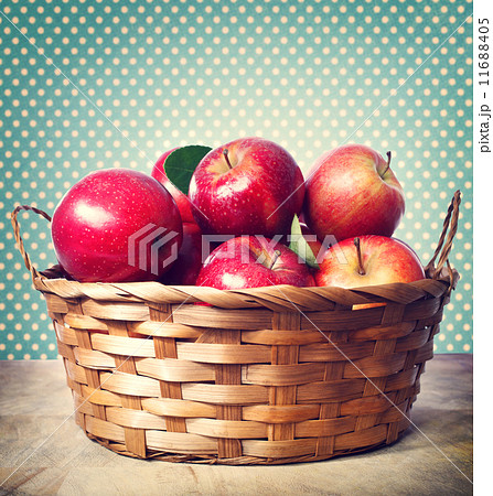 かごに入ったりんごの写真素材