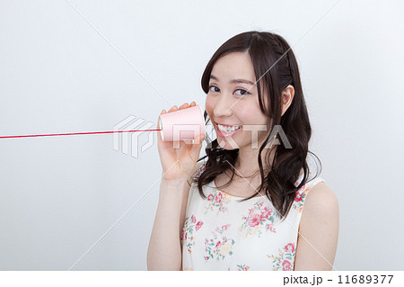 赤い糸電話の若い女性 11689377