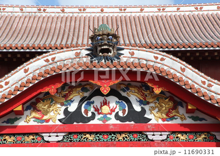 首里城正殿  赤瓦屋根と龍頭 11690331