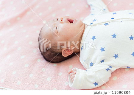 生後2か月の赤ちゃん 泣く 生後2か月の赤ちゃん 泣く 11690804