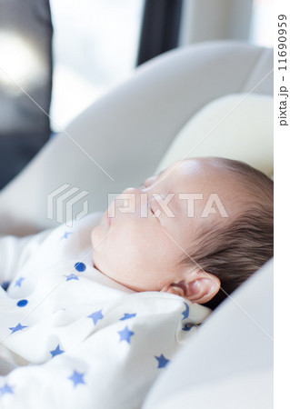 生後２か月の赤ちゃん　チャイルドシート 11690959