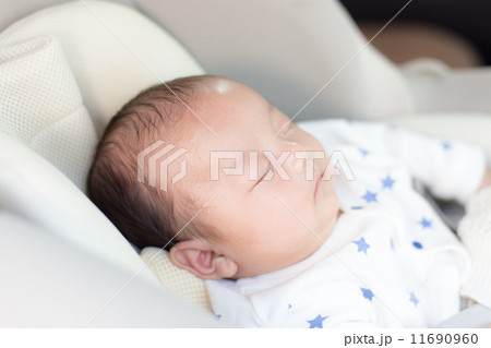 生後２か月の赤ちゃん　チャイルドシート 11690960