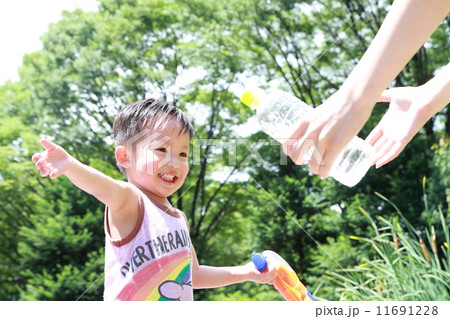ママに走ってくる笑顔の男の子 ママに走ってくる笑顔の男の子 11691228