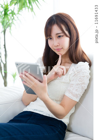 タブレットを使う女性 タブレットを使う女性 11691433