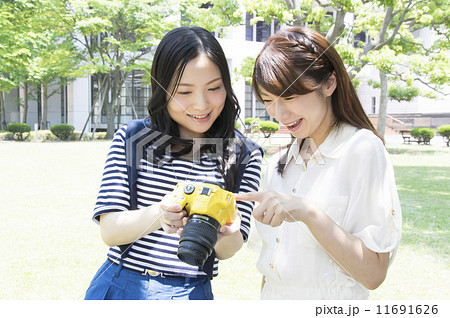 一眼レフで撮った写真を確認する女子大生 11691626