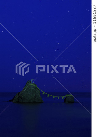 夫婦岩　夜景　星空 11691837