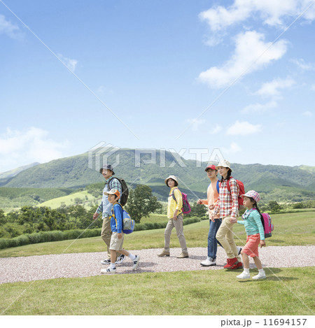 リュックを背負って歩く三世代家族 11694157
