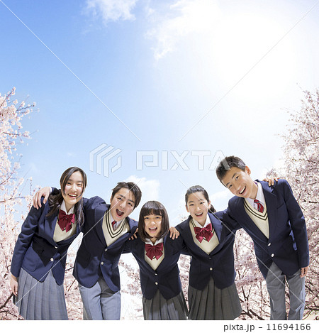 肩を組む中学生の男女 11694166