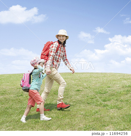 リュックを背負い草原を歩く母と子 リュックを背負い草原を歩く母と子 11694256
