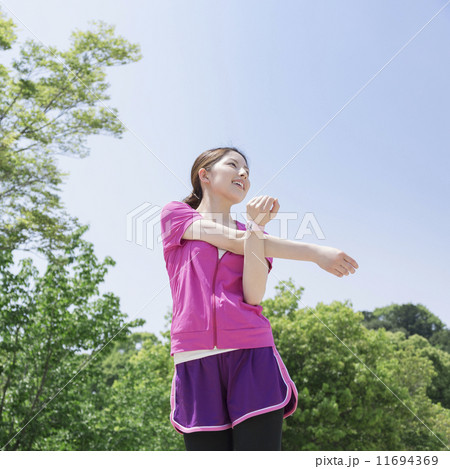 ストレッチをする女性 ストレッチをする女性 11694369