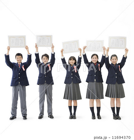 卒業証書を持って立つ中学生男女 11694370