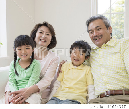 日本人の祖父母と孫 日本人の祖父母と孫 11694397