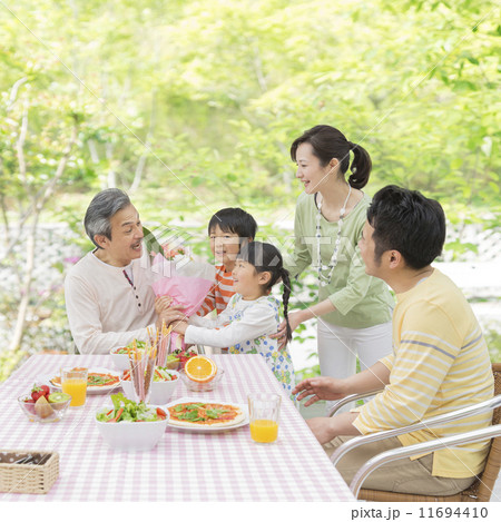 祖父に花束を渡す孫 11694410