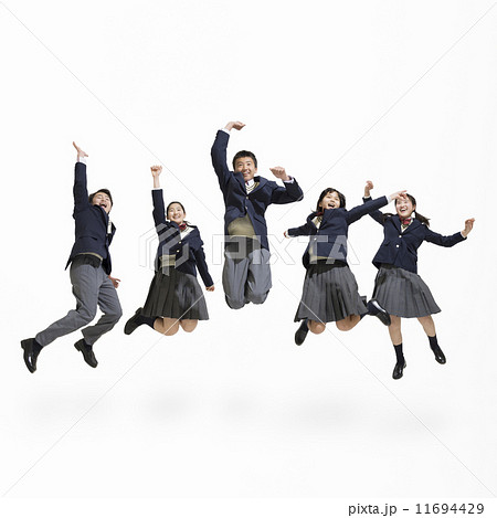 ジャンプする中学生の男女 11694429