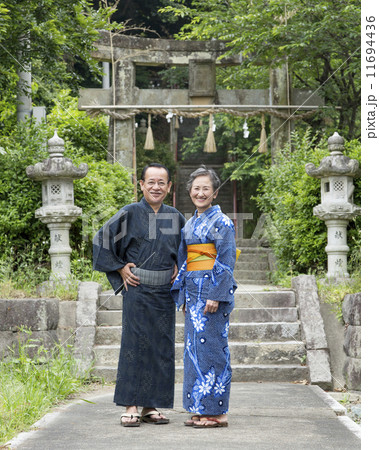 浴衣姿の日本人のシニア夫婦 11694436