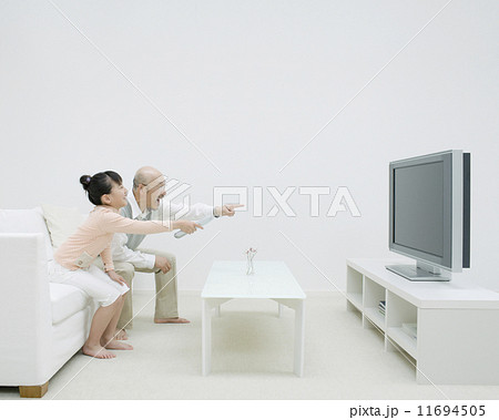 テレビを見る父と娘 テレビを見る父と娘 11694505