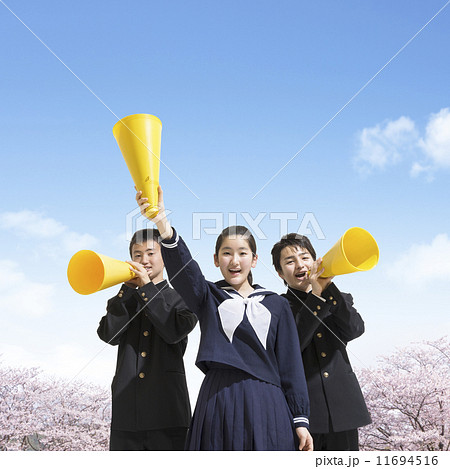 メガホンを持つ中学生男女 11694516