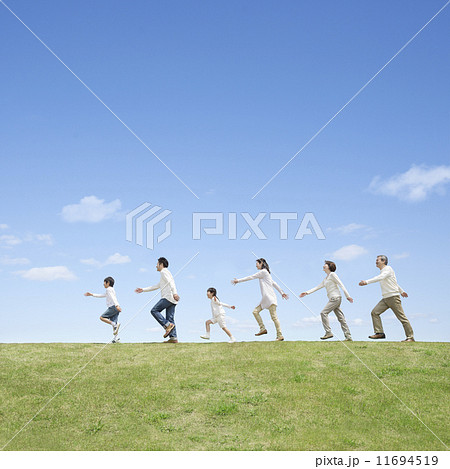 草原を歩く日本人の三世代家族 草原を歩く日本人の三世代家族 11694519