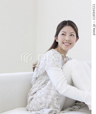 ソファに座る女性 ソファに座る女性 11694521