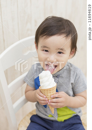 ソフトクリームを食べる男の子 11694619