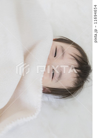 毛布から顔を出す男の子 11694654