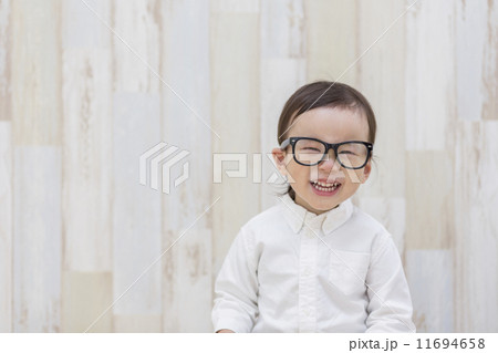 眼鏡をかけた男の子 11694658