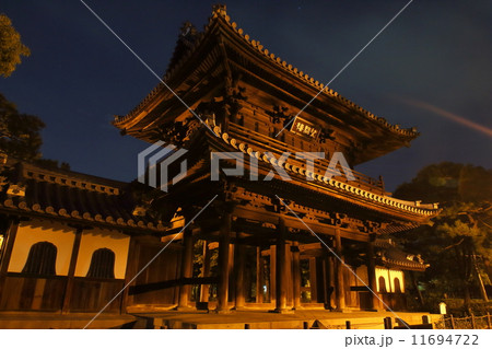 夜の建仁寺三門 11694722