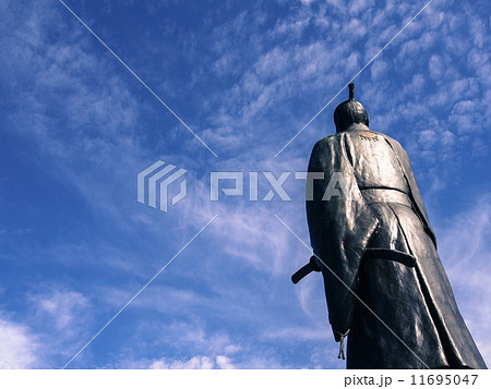 武士像と青空 11695047